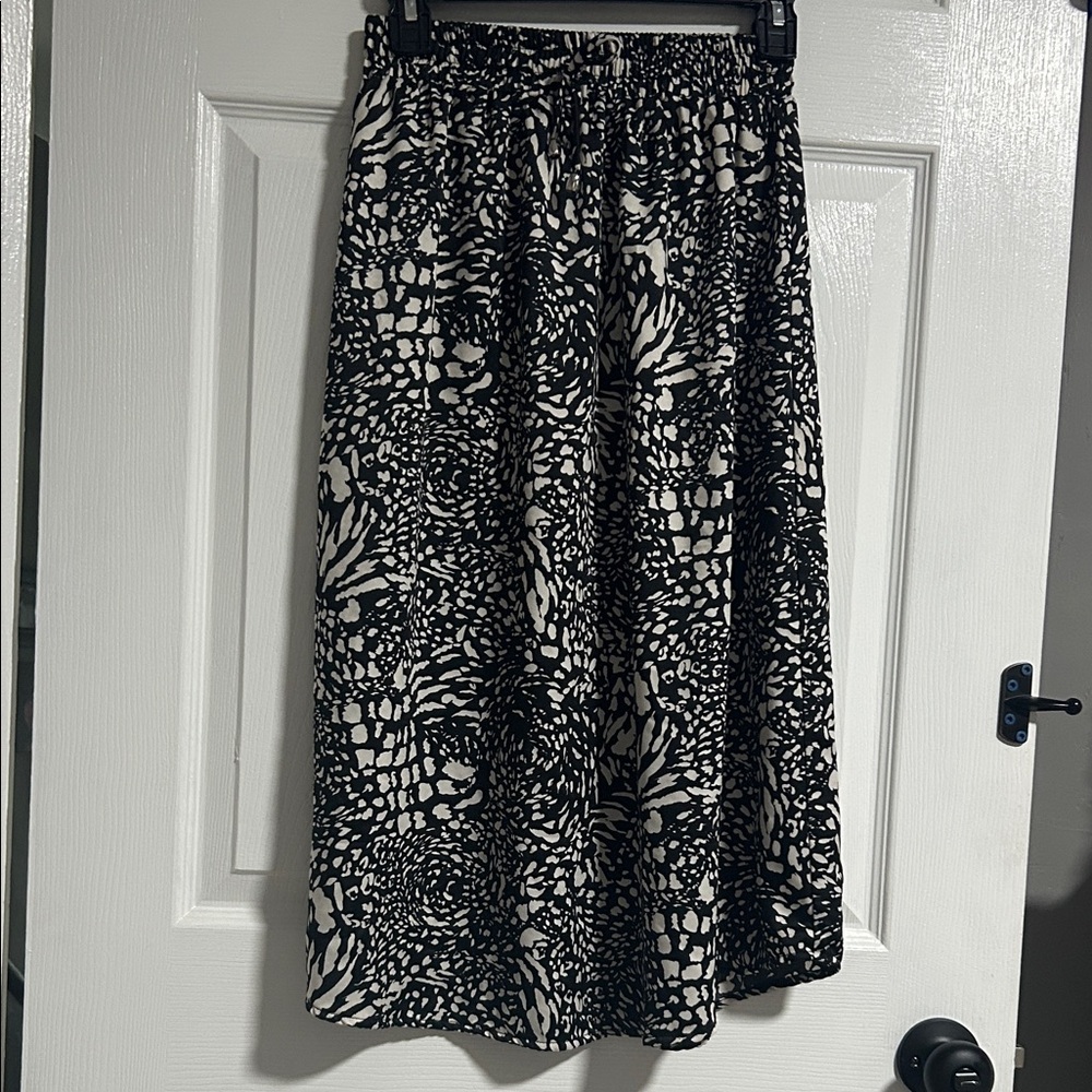 Chic Monochrome A-Line Skirt